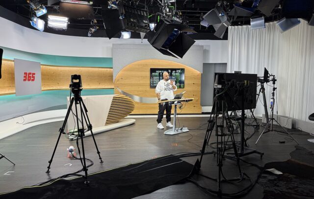 Ali Mahlodji im Windhund 365 Studio